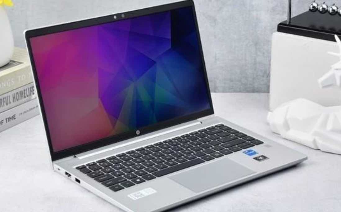 Laptop Ringan Dan Tipis Dengan Tampilan Dan Kinerja Luar Biasa